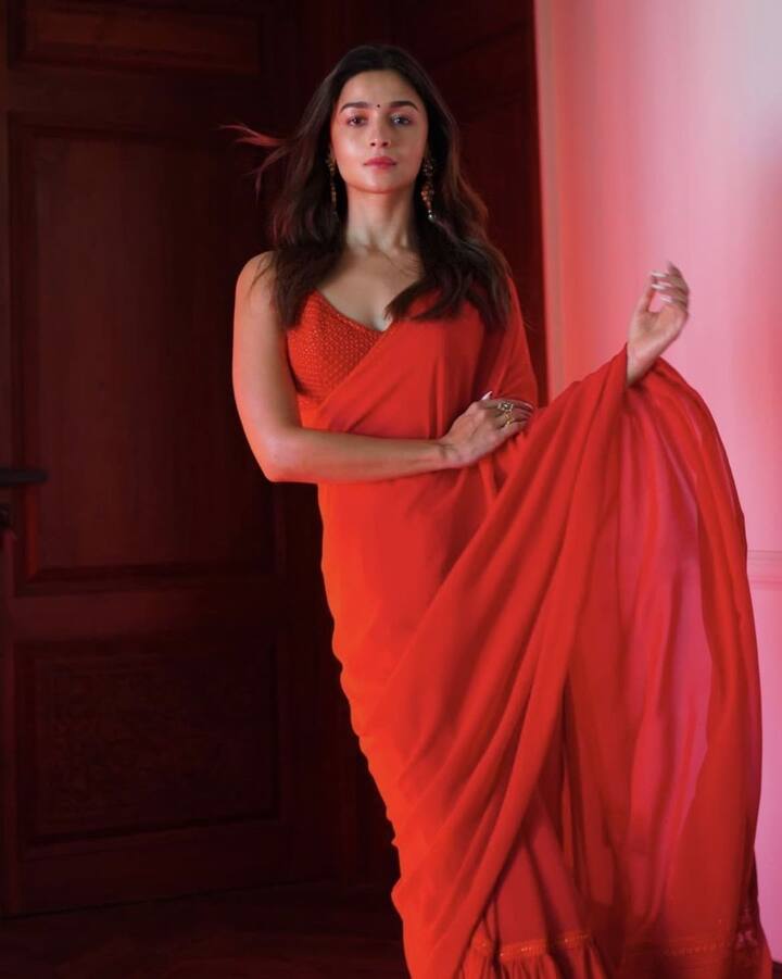 करवाचौथ पर आप सिंपल और एलिगेंट लगना चाहती हैं आलिया भट्ट की ये प्लेन रेड साड़ी एक अच्छा ऑप्शन है.