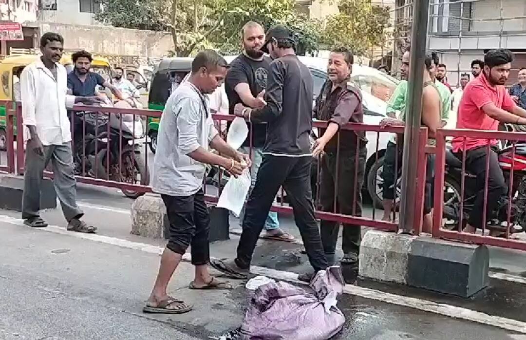 Daru Potli News Video: Daru potli spread in the road after mom accident on the pandesara surat road Video: સુરતમાં રસ્તાં પર દારૂની પોટલીઓની રેલમછેલ, લેવા માટે પડાપડી-લોકોએ મચાવી લૂંટ