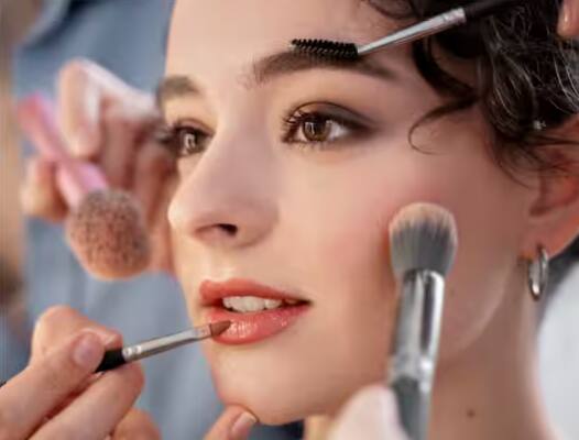 ਸਨਸਕ੍ਰੀਨ ਨੂੰ ਕਦੇ ਨਾ ਭੁੱਲੋ: ਜੇਕਰ ਤੁਸੀਂ ਦਿਨ ਵੇਲੇ ਮੇਕਅੱਪ ਕਰ ਰਹੇ ਹੋ ਤਾਂ ਸਨਸਕ੍ਰੀਨ ਲਗਾਉਣਾ ਨਾ ਭੁੱਲੋ।