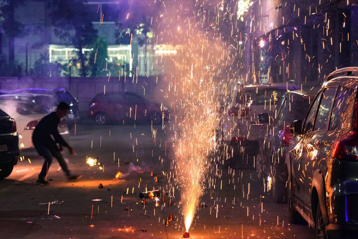 কার্তিক মাসের অমাবস্যায কালীপুজো। আর কালীপুজোর প্রাক্কালে বাঙালির ঘরে ঘরে হয় দীপান্বিতা পুজো। আর তার আগে বহু জায়গা. হয় ধনলক্ষ্মীর আরাধনা। তাই বলতে গেলে ৩-৪ দিন ধরে টানা উৎসব।