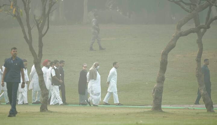 মঙ্গলবার, ভারতের প্রাক্তন প্রধানমন্ত্রীর প্রয়াণদিবসে তাঁকে শ্রদ্ধা জানাতে শক্তিস্থলে গিয়েছিলেন রাহুল গাঁধী। সঙ্গে ছিলেন মা সনিয়া গাঁধী, কংগ্রেস সভাপতি মল্লিকার্জুন খাড়্গে-সহ শীর্ষ কংগ্রেস নেতাদের অনেকে।