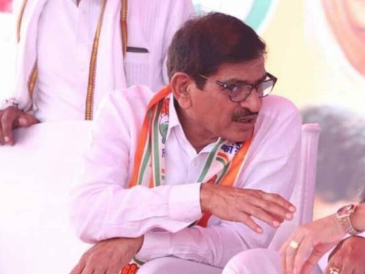 Congress MLA Suresh Varpudkar Resignation: मराठा आरक्षण का मुद्दा दिन-ब-दिन तूल पकड़ता जा रहा है और राज्य में कई जगहों पर आंदोलन चल रहा है. इस बीच कांग्रेस विधायक सुरेश वरपूडकर ने भी अपना इस्तीफा दे दिया है.