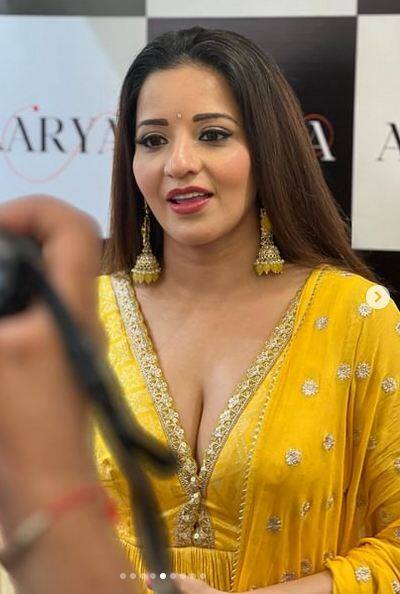 ਹਾਲ ਹੀ ਵਿੱਚ ਅਭਿਨੇਤਰੀ ਮੋਨਾਲੀਸਾ ਨੇ ਆਪਣੀਆਂ ਤਾਜ਼ਾ ਫੋਟੋਆਂ ਕਲਿੱਕ ਕਰਵਾਉਂਦੇ ਹੋਏ ਪੀਲੇ ਰੰਗ ਦਾ ਡੀਪ ਨੇਕ ਆਊਟਫਿਟ ਪਹਿਨੇ ਹੋਏ ਹੈ।