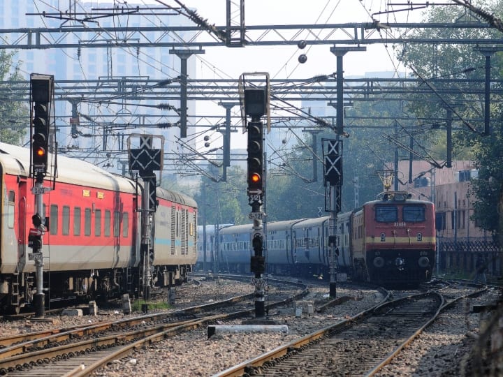 Uttar Pradesh: Passengers staged protest after staff left train midway mentioning duty hour over, Over 2,500 passengers faced helplessness Train Delayed: 'ডিউটির সময় শেষ', মাঝপথে ট্রেন থামালেন চালক ! আটকে পড়লেন ২ ট্রেনের ২,৫০০-র বেশি যাত্রী