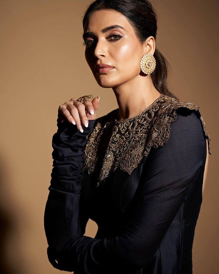 करिश्मा तन्ना तिच्या कोणत्याही कामाच्या प्रोजेक्टपेक्षा तिचे फोटोशूट, पर्सनॅलिटी आणि हॉट लूकमुळे जास्त चर्चेत असते.