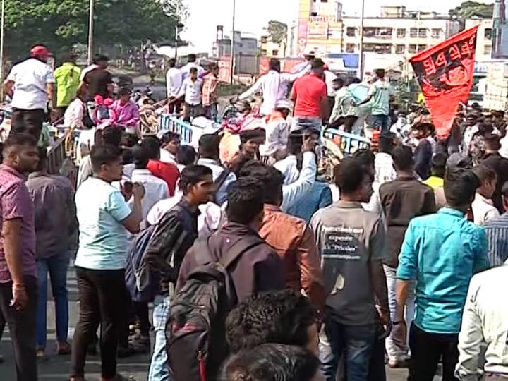 रस्त्याच्या मधोमध टायर जाळल्याने नवले पुलाजवळ गोंधळाचं वातावरण निर्माण झालं आहे. परिसरात धूराचे लोट पसरल्याचं बघायला मिळत आहे. त्यामुळे अनेक नागरिकांना नाहक त्रास सहन करावा लागत आहे. मात्र त्यातच या कार्यकर्त्यांकडून टायरची संख्या वाढवण्यात येत आहे.