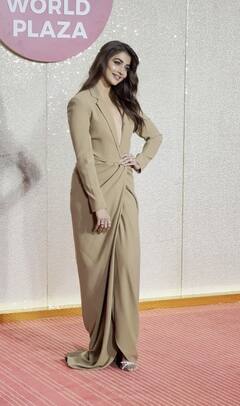 ऑफ शोल्डर ड्रेस में आलिया ने ढाया सितम, तो शॉर्ट ड्रेस में बॉर्बी डॉल दिखीं अंबानी परिवार की छोटी बहू, देखें तस्वीरें