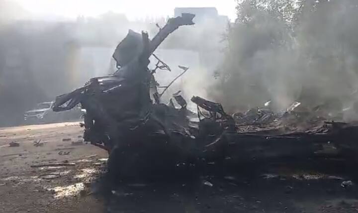 पुणे-मुंबई एक्सप्रेसवेवर मुंबईहून पुण्याला जाणाऱ्या मार्गिकेवर नादुरुस्त झालेल्या रुग्णवाहिकेला आग लागून तिचा स्फोट झाला आहे.