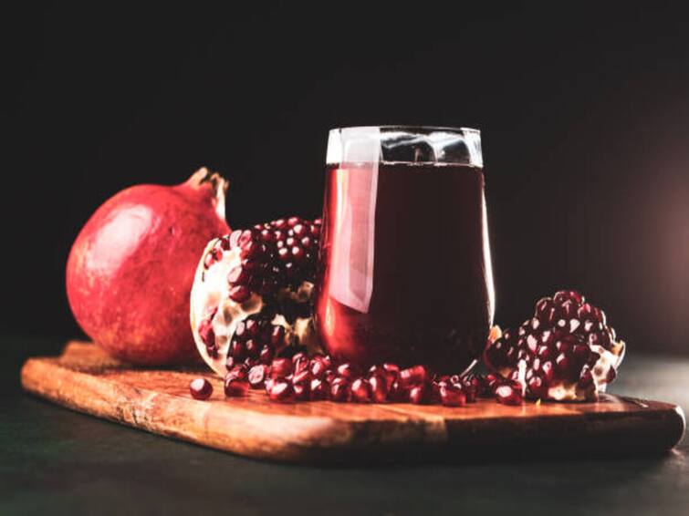 Pomegranate juice can have many health benefits every day Pomegranate Juice: దానిమ్మ రసం గురించి ఈ రహస్యాలు తెలిస్తే ఒక్క చుక్క కూడా వదిలిపెట్టరు