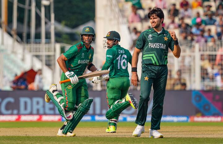 पाकिस्ताननं बांगलादेशचा सात विकेट्सनी धुव्वा उडवून, विश्वचषकात आपला तिसरा विजय साजरा केला. पाकिस्तानकडून पराभव झाल्यामुळे बांगलादेशचा संघ विश्वचषकातून बाहेर गेलाय. बांगलादेशचा हा सलग सहावा पराभव होय.