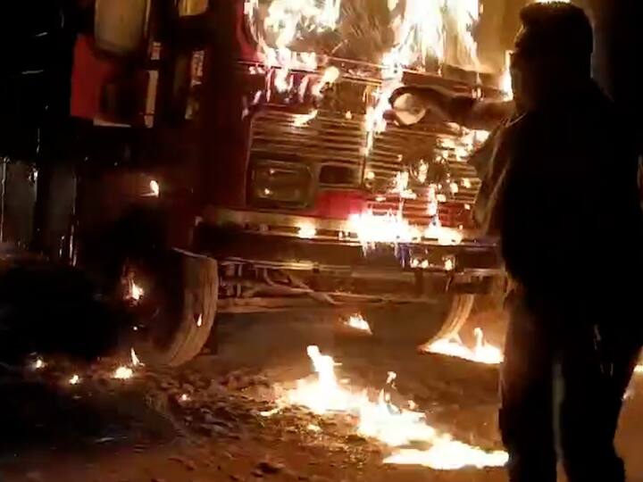 काल रात्री परिवहन महामंडळाच्या 2 बसेस सोलापूर जिल्ह्यात जाळण्यात आल्यात.