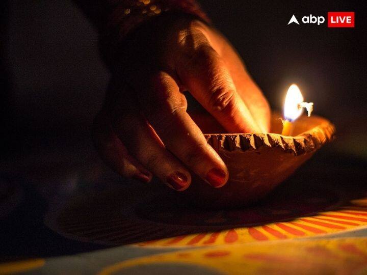 धनतेरस का पर्व कार्तिक माह में कृष्ण पक्ष की त्रयोदशी को मनाया जाता है. इसे धन त्रयोदशी या धन्वंतरि जंयती के नाम से भी जाना जाता है. इस बार धनतेरस का पर्व 10 नवंबर को मनाया जाएगा. धन तेरस के दिन बर्तन खरीदने की परंपरा है. इस दिन कुछ लोग कार, बाइक या मोबाइल जैसी नई चीजें भी खरीदते हैं. अगर आप भी धनतेरस पर ऐसा कुछ खरीदना चाहते हैं तो अपनी राशि के अनुसार अपने शुभ रंग की चीजें खरीदने से आपको अत्यंत लाभ होगा.