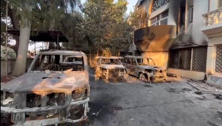 मराठा आरक्षणाच्या मागणीसाठी सुरू झालेल्या आंदोलनाने आता उग्ररूप घेतल्याचे चित्र पाहायला मिळत आहे.