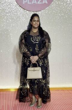 ऑफ शोल्डर ड्रेस में आलिया ने ढाया सितम, तो शॉर्ट ड्रेस में बॉर्बी डॉल दिखीं अंबानी परिवार की छोटी बहू, देखें तस्वीरें