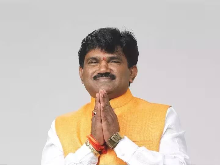 Nashik MP Hemant Godse resignation: महाराष्ट्र के नासिक से मुख्यमंत्री एकनाथ शिंदे के वफादार शिवसेना सांसद ने मराठा आरक्षण की मांग के समर्थन में इस्तीफा दे दिया है. नासिक के सांसद हेमंत गोडसे ने अपना इस्तीफा सीएम शिंदे को भेजा है. बता दें, दोनों सांसदों (हेमंत गोडसे और हेमंत पाटिल) को सीएम एकनाथ शिंदे का भरोसेमंद माना जाता है.