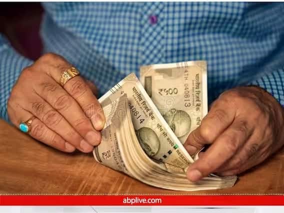 ધનનું અપમાન કરવું એટલે કે દેવી લક્ષ્મીનું અપમાન કરવામાં આવે છે. ઘણીવાર લોકો નોટો ગણતી વખતે તેમાં થૂંક લગાવતા હોય છે, શાસ્ત્રો અનુસાર આ અયોગ્ય છે. કહેવાય છે કે આ ખરાબ આદત વ્યક્તિની ગરીબીનું કારણ બને છે. આને ધનની દેવી લક્ષ્મીનો અનાદર માનવામાં આવે છે. નોંટો ગણવા માટે પાણી અથવા પાવડરનો ઉપયોગ કરો.