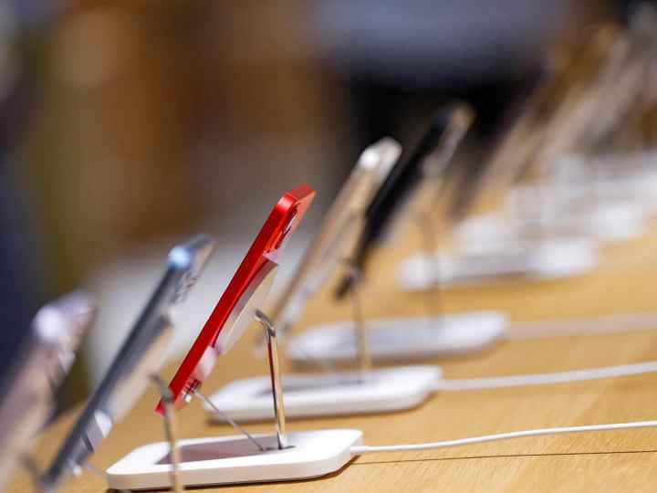 Apple Hacking Alert know How many people use iPhone in India lowest model price get 12 smartphones in iPhone 15 Pro Max भारत में हैं कितने iPhone यूजर्स? 15 प्रो मैक्स की कीमत में आ जाएंगे 12 स्मार्टफोन, ये है Apple का सबसे सस्ता मॉडल