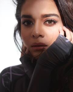 Mithila Palkar Photos: బ్లాక్ ఔట్ ఫిట్ లో పొట్టి నూడుల్స్ భలే ఉంది