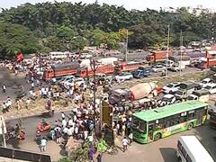 Maratha Reservation : जाळपोळ, घोषणाबाजी, पुण्यात मराठे आक्रमक; पुणे-बंगळुरु महामार्ग रोखला, नवले पुलाजवळ आठ किलोमीटरपर्यंत वाहनांच्या रांगाच रांगा