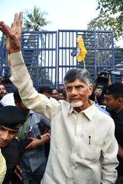 Chandrababu Released From Jail: జైలు నుంచి చంద్రబాబు విడుదల, మనవడు దేవాన్ష్ ను హత్తుకుని భావోద్వేగం