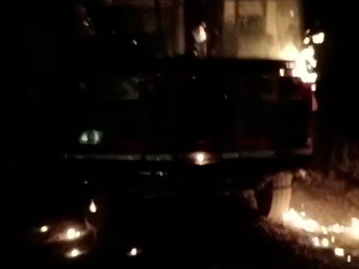 पंढरपूर वेळापूर रोड वर भंडी शेगाव येथे पिंपरी चिंचवड वरुन पंढपरपूरकडे जाणारी बस पेटवण्यात आली.