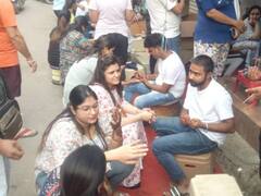 करवा चौथ से पहले गुरुग्राम की मार्केट्स में उमड़ी भीड़, मेहंदी लगवाने पहुंच रहीं महिलाएं