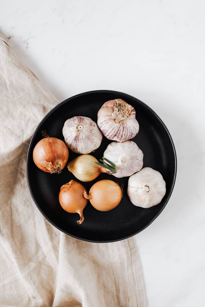 வெங்காயம் வாங்கும் போது, உலர்ந்த நிலையில் இருப்பதையும் பெரிதாக இருப்பதையும் உறுதி செய்யவும். வெங்காயத்தின் வெளிப்புற அடுக்கில் புள்ளிகள் அல்லது ஈரப்பதம் இருக்கக்கூடாது,