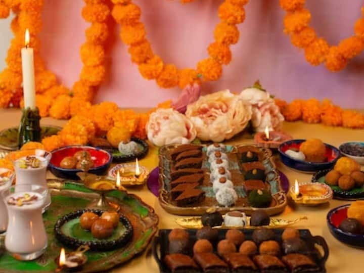 பண்டிகை காலமென்று வந்துவிட்டால் போதும் பலரும் கார வகைகள் மற்றும் இனிப்புகளை சாப்பிட்டு விட்டு தூங்குவதையே வேலையாக கொள்வார்கள். இவ்வாறு செய்வதால் ஃபைபர் பற்றாக்குறை மற்றும் உடற்பயிற்சியின் போதாமையால் அஜிரன கோளாறுகள் ஏற்படலாம். அவற்றில் இருந்து உங்களை தற்காத்து கொள்ள இவற்றை உங்கள் தீபாவளி விருந்தில் சேர்த்து கொள்ளுங்கள்.