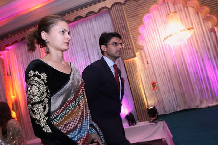 राजस्थान विधानसभा चुनाव के लिए आज पूर्व उपमुख्यमंत्री सचिन पायलट अपना नामांकन दाखिल किया. इस दौरान उनके पर्सनल लाइफ को लेकर बड़ा खुलासा हुआ. उनके चुनावी हलफनामे से यह खुलासा हुआ है कि सचिन पायलट का उनकी पत्नी सारा अब्दुल्ला से तलाक हो गया है.