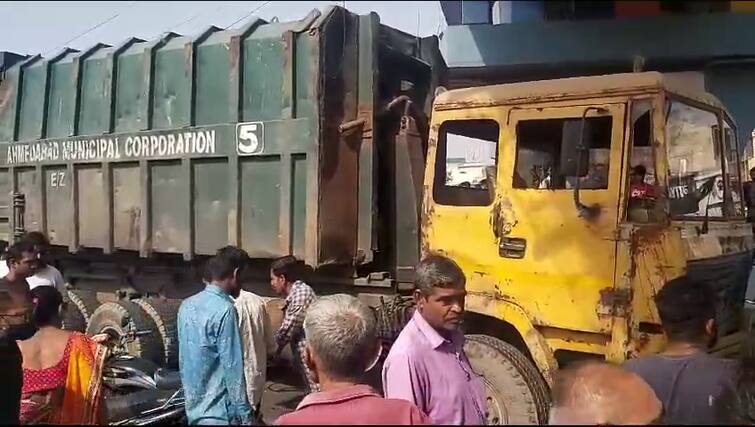 In Ahmedabad, a dumper driver rammed 6 vehicles at once, three people were injured અમદાવાદમાં ડમ્પર ચાલકે એક સાથે 6 વાહનોને લીધા અડફેટે, ત્રણ લોકો થયા ઇજાગ્રસ્ત