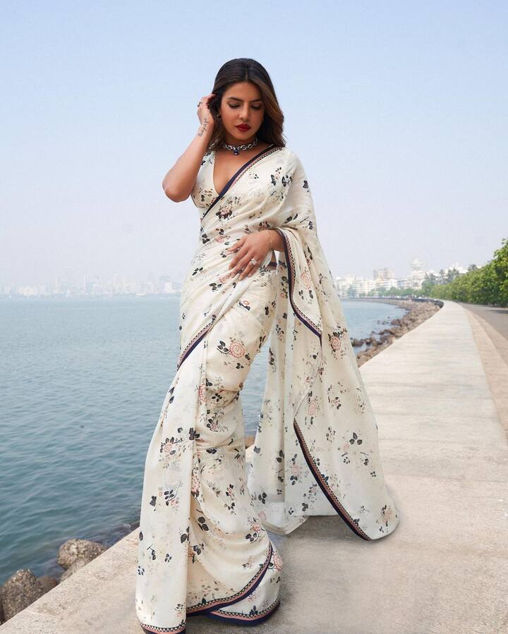 દરિયા કિનારે પ્રિયંકા ચોપરા ખૂબ જ ગ્લેમરસ અંદાજમાં પોઝ આપતી જોવા મળે છે.