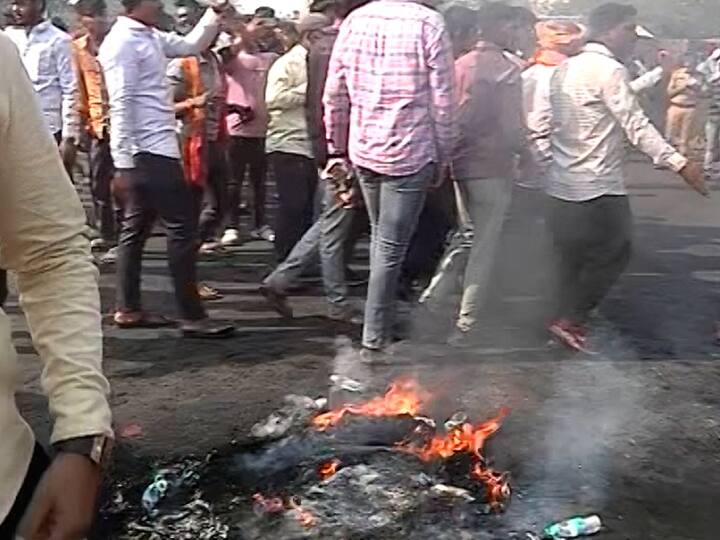 मात्र ही जाळपोळ पाहून अनेक नागरिकांमध्ये भीतीचं वातावरण निर्माण झालं आहे. शिवाय नागरिकांचे कामंदेखील खोळंबले आहे.