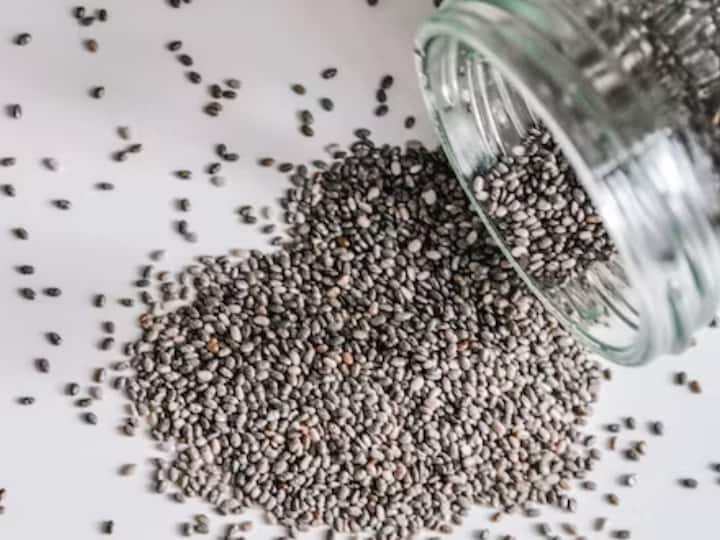 சியா விதைகள், உங்கள் குடலில் உள்ள பாக்டீரியாக்களின் வளர்ச்சியை அதிகரித்து செரிமானத்திற்கு உதவுகிறது. சியா விதைகளை இரவு முழுவதும் தண்ணீரில் ஊற வைத்து சாலட்களில் சேர்த்து உண்ணலாம்.