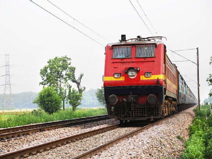 Huge Rush At Railway Stations, Stampede-Like Situation Rush in train: ਤਿਉਹਾਰੀ ਸੀਜ਼ਨ ਦੌਰਾਨ ਰੇਲਵੇ ਸਟੇਸ਼ਨਾਂ 'ਤੇ ਘਰ ਜਾਣ ਵਾਲੇ ਯਾਤਰੀਆਂ ਦੀ ਭਾਰੀ ਭੀੜ, ਮਚੀ ਭਾਜੜ, ਦੇਖੋ ਵੀਡੀਓ