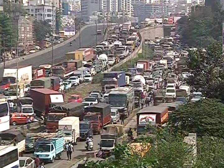 महत्वाचं म्हणजे यात रुग्णवाहिका आणि स्कूलबसेसदेखील अडकल्या आहे. मागील दोन तासांपासून विद्यार्थी आणि रुग्ण तातकळत आहे. शिवाय अनेक नागरिकदेखील वाहतूक कोंडीत अडकले आहेत.