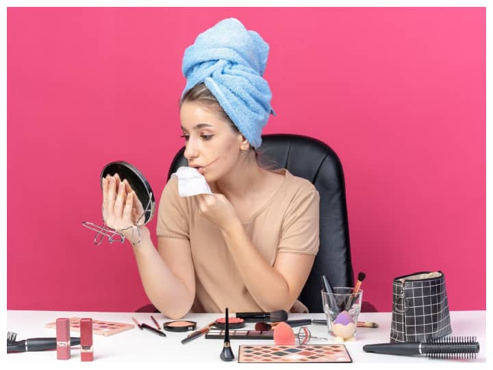 मेकअप हटाने के बाद स्किन को अच्छी तरह साफ करें और मॉइश्चराइज करें.रात में सोने से पहले स्किन को डबल क्लीन्स करें ताकि मेकअप के अवशेष पूरी तरह से हट जाएं.