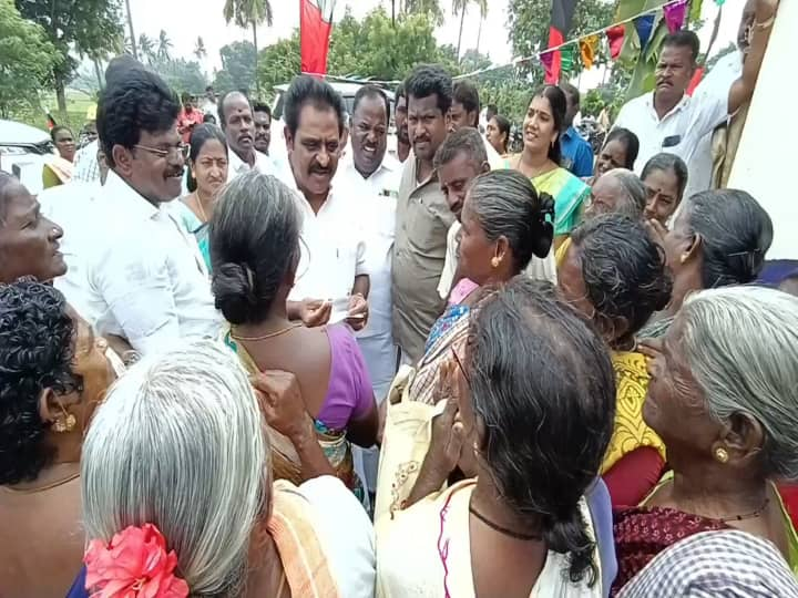 magalir urimai thogai women entitlement scheme kanchipuram people demanded mla Rs.1000 providing காஞ்சிபுரம் எம்.எல்.ஏவை முற்றுகையிட்ட பெண்கள்.. அதிகாரியை கண்டித்த சட்டமன்ற உறுப்பினர்.. என்ன நடந்தது?