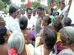 காஞ்சிபுரம் எம்.எல்.ஏவை முற்றுகையிட்ட பெண்கள்.. அதிகாரியை கண்டித்த சட்டமன்ற உறுப்பினர்..