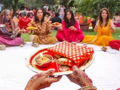 गुरुग्राम में उल्लास के साथ मना करवा चौथ का त्योहार, महिलाओं ने पति की लंबी उम्र की कामना की