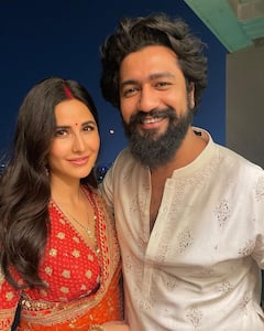 Katrina Kaif Karwa Chauth Photos: मांग में सिंदूर, गले में मंगलसूत्र...कैटरानी कैफ की सादगी ने जीता फैंस का दिल, पत्नी को टकटकी लगाए देखते रह गए विक्की कौशल