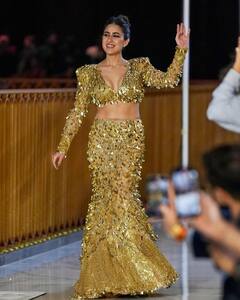 Sara Ali Khan Photos : தங்க கட்டி போல் ஜொலிக்கும் செல்லக்குட்டி சாரா அலி கான்!