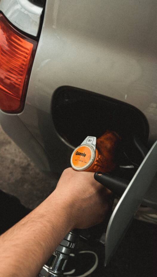 पेट्रोलचे दर होणार कमी, 'या' केंद्रीय मंत्र्यानं व्यक्त केला विश्वास