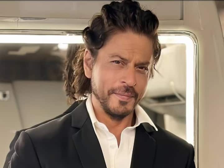 Shah Rukh Khan Birthday king khan charges 100 crores for a film got first salary 50 rupees working as an usher आज एक फिल्म के 100 करोड़ चार्ज करते हैं Shah Rukh Khan, कभी आपकी पॉकेट मनी से भी कम मिली थी पहली सैलरी