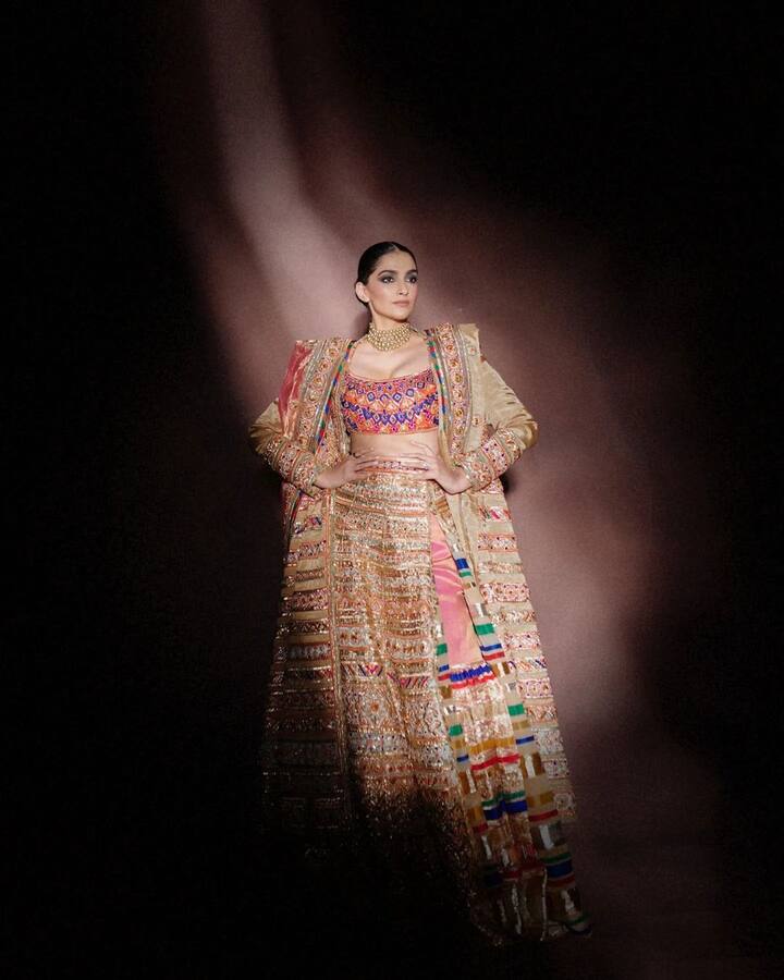 Sonama Kapoor Ramp Walk: બોલિવૂડ દિવા સોનમ કપૂર તેની ફિલ્મો કરતાં તેની સ્ટાઈલને કારણે વધુ ચર્ચામાં રહે છે. તાજેતરમાં અભિનેત્રીએ રેમ્પ વોક કર્યું છે, જેનો એક વીડિયો સોશિયલ મીડિયા પર વાયરલ થઈ રહ્યો છે.
