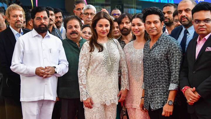 নিজের ঘরের মাঠ ওয়াংখেড়েতে এবার মূর্তি বসল সচিন তেন্ডুলকরের। আজই উন্মোচিত হল সেই মূর্তি। উপস্থিত ছিলেন সস্ত্রীক সচিন নিজেই।