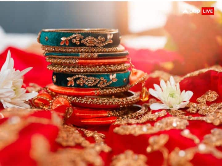 लाल चूड़ियां - लाल रंग और चूड़ियां दोनों सुहाग की निशानी है. ऐसे में करवा चौथ के दिन लाल रंग की नई कांच की चूड़ियां पहनना चाहिए. चूड़ियां गोल होने के कारण बुध और चंद्रमा का प्रतीक हैं. इससे ये दोनों ग्रह मजबूत होते हैं साथ ही चूड़ियों की खनक से बुरी शक्तियां दूर रहती है.