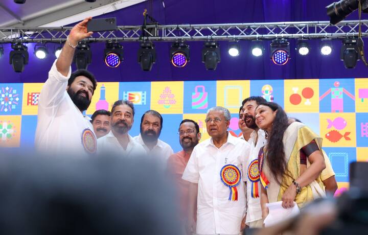 The selfie also featured actor Shobhana along with other stars. (Image: X/@Keraleeyam2023)