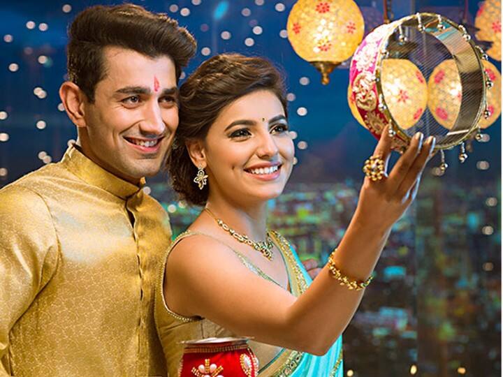 करवा चौथ के दिन स्त्रियों को किसी भी प्रकार की नुकीली वस्तु जैसेजैसे चाकू, कैंची, सुई भी नहीं खरीदना चाहिए. ऐसा करना अशुभ माना जाता है.