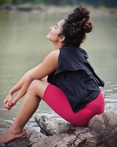 Anupama Parameswaran Photos : நண்பர்களுடன் ஜாலி ட்ரிப் சென்ற சுருட்டை முடி அழகி அனுபமா பரமேஸ்வரன்!