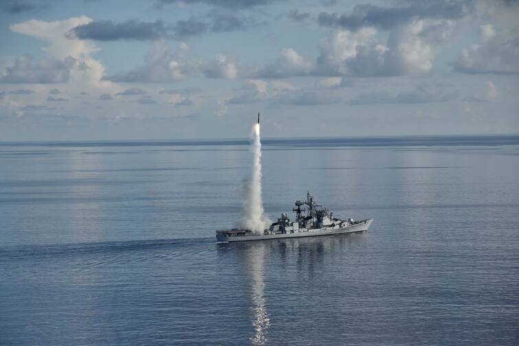 Navy shows bravery in Bay of Bengal, successfully tests Brahmos missile બંગાળની ખાડીમાં નેવીએ બતાવ્યો દમ, બ્રહ્મોસ મિસાઈલનું સફળ પરીક્ષણ